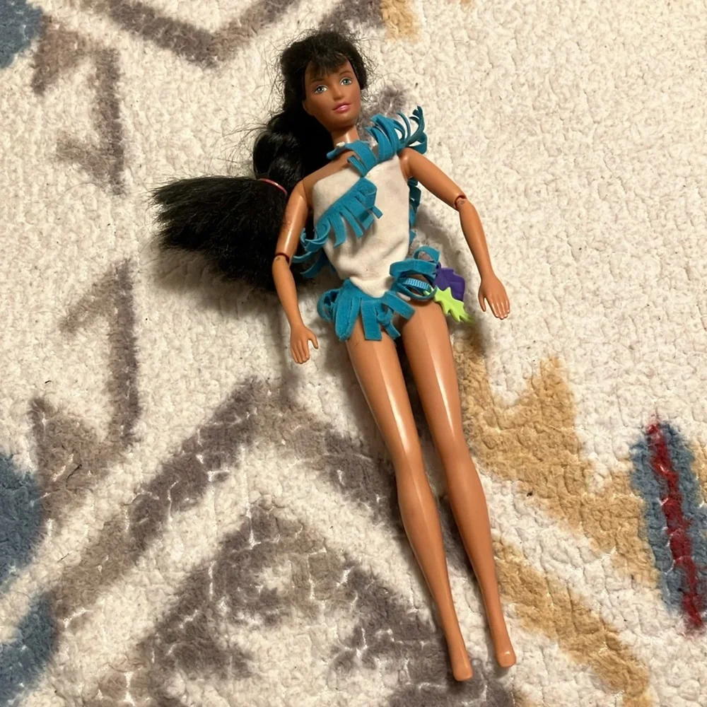 1991 Mattel Barbie doll wearing Pocahontas swimsuit costume clothing & necklace
